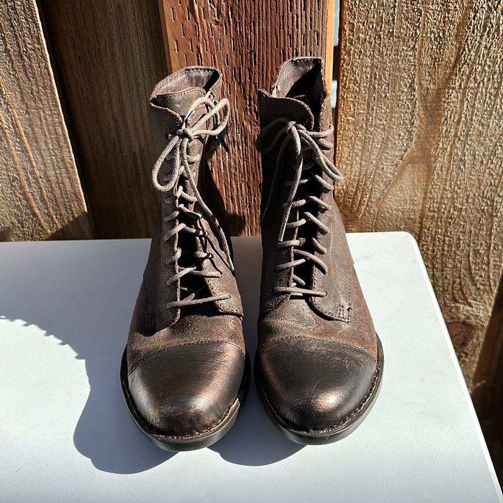 Born brown leather boots with distressed leather look in size 7.